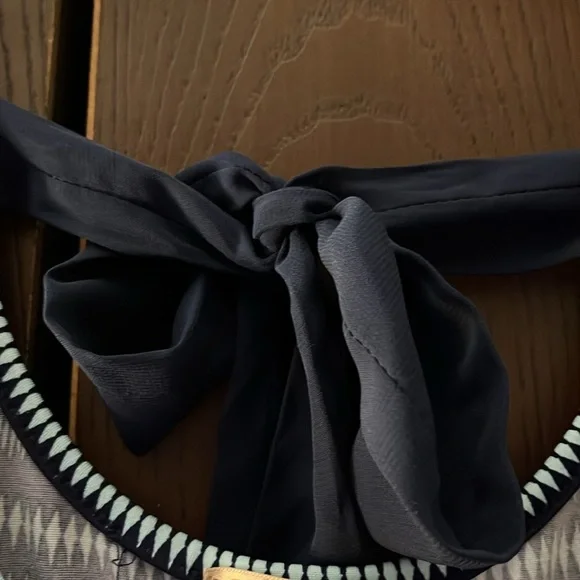 Lavish plus capped sleeved top. Navy blue with aqua colored pattern. Size 2XL - Picture 3 of 9